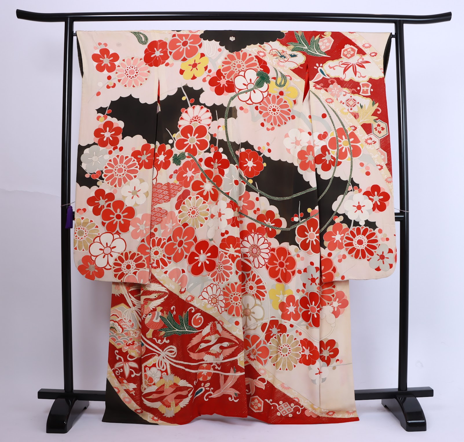 0026A アンティーク振袖 黒 桜,赤の花柄 | KIMONO TOKYO TOSHIE